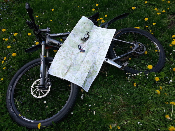Fahrrad mit Landkarte und Kompass.
